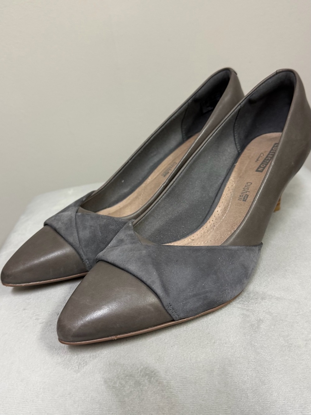 Clarks Two-Tone Gray Pointed Toe Women’s Pumps
